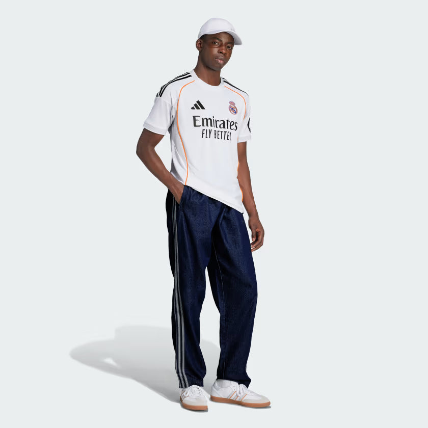 Real_Madrid_25-26_Home_Jersey_White_JJ1931_25_model.jpg